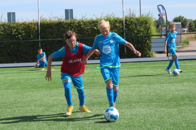 Twee kinderen duelleren om de bal
